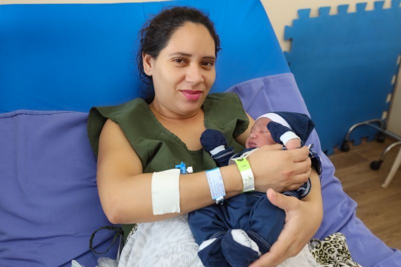 JAQUELINE SANTOS E O FILHO  <div class='credito_fotos'>Foto: Marcelo Seabra / Ag. Pará   |   <a href='/midias/2023/originais/16271_ca55c1c4-ff64-82d4-ba96-031f5ea10bf9.jpg' download><i class='fa-solid fa-download'></i> Download</a></div>