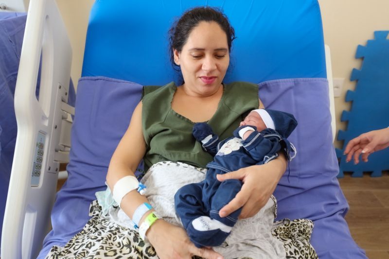 JAQUELINE SANTOS E O FILHO  <div class='credito_fotos'>Foto: Marcelo Seabra / Ag. Pará   |   <a href='/midias/2023/originais/16271_ca76befe-57d0-7148-cc65-44776fb7e95f.jpg' download><i class='fa-solid fa-download'></i> Download</a></div>