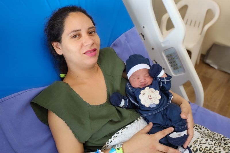 JAQUELINE SANTOS E O FILHO  <div class='credito_fotos'>Foto: Marcelo Seabra / Ag. Pará   |   <a href='/midias/2023/originais/16271_e38ca898-5e1b-bfe0-69e1-30a7eb5c7ae5.jpg' download><i class='fa-solid fa-download'></i> Download</a></div>