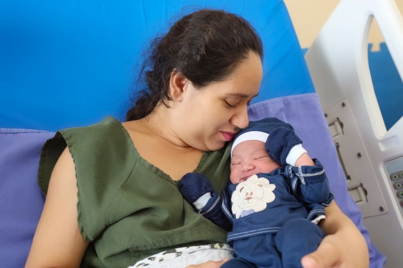 JAQUELINE SANTOS E O FILHO  <div class='credito_fotos'>Foto: Marcelo Seabra / Ag. Pará   |   <a href='/midias/2023/originais/16271_f0ff7ef7-3fb0-8289-7c40-fff8aa2c9ec5.jpg' download><i class='fa-solid fa-download'></i> Download</a></div>