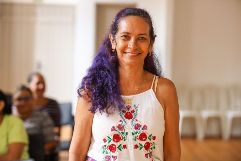 Neire Lopes, instrutora da oficina, audiodescritora e professora de teatro <div class='credito_fotos'>Foto: David Alves / Ag Pará   |   <a href='/midias/2023/originais/16294_d3b4cbb3-e91d-19b5-04c9-903f2fa4a95e.jpg' download><i class='fa-solid fa-download'></i> Download</a></div>