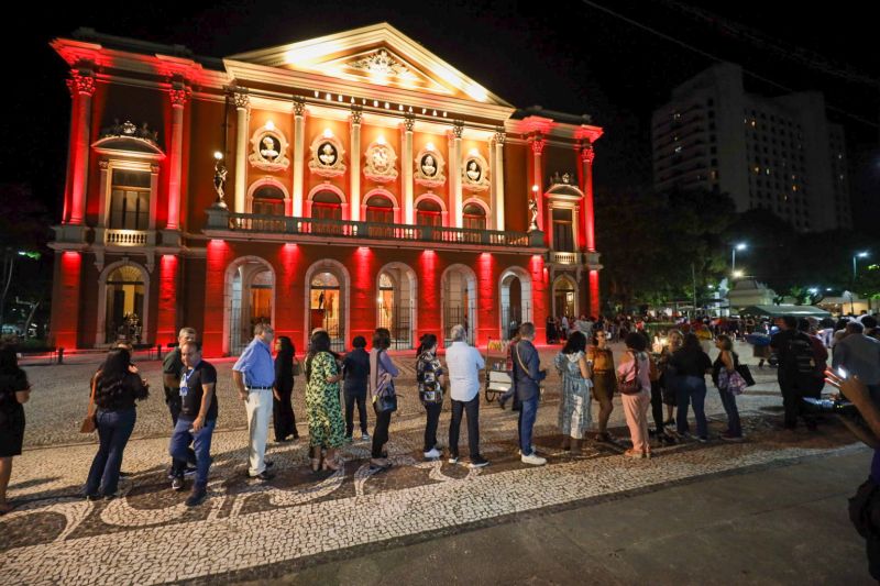 Fila em fente ao Theatro