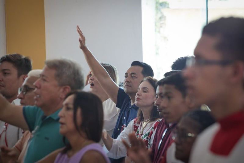 Procissão do senhor divino Espírito Santo em moju <div class='credito_fotos'>Foto: Marco Santos / Ag. Pará | <a href='/midias/2023/originais/16421_042bf775-a887-0d66-4bb2-55c93e514597.jpg' download><i class='fa-solid fa-download'></i> Download</a></div>