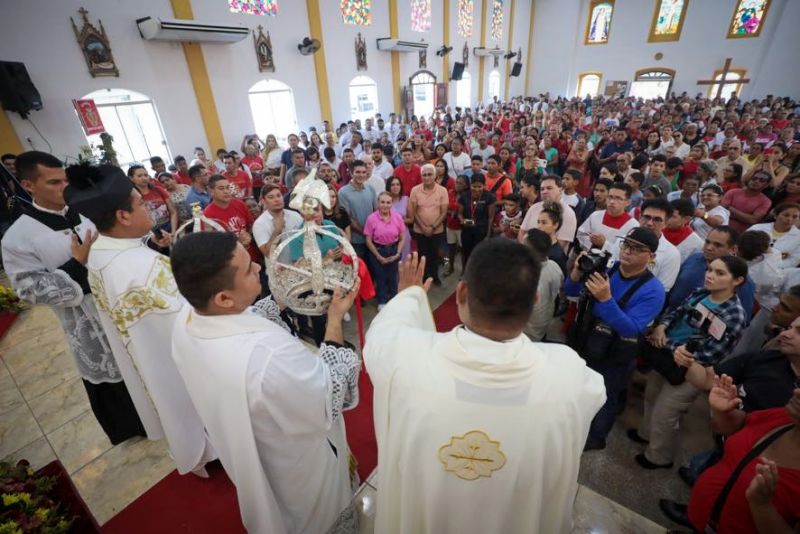 Procissão do senhor divino Espírito Santo em moju <div class='credito_fotos'>Foto: Marco Santos / Ag. Pará | <a href='/midias/2023/originais/16421_0a28bd25-757c-25f4-4fa2-9c291116f220.jpg' download><i class='fa-solid fa-download'></i> Download</a></div>