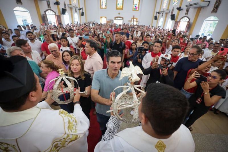 Procissão do senhor divino Espírito Santo em moju <div class='credito_fotos'>Foto: Marco Santos / Ag. Pará | <a href='/midias/2023/originais/16421_18568487-3c30-0084-f11f-68ee649d8603.jpg' download><i class='fa-solid fa-download'></i> Download</a></div>