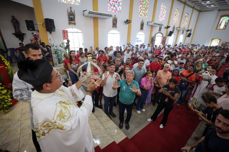 Procissão do senhor divino Espírito Santo em moju <div class='credito_fotos'>Foto: Marco Santos / Ag. Pará | <a href='/midias/2023/originais/16421_1c66d5b7-7931-f51a-0d1b-cdbcfe2488e8.jpg' download><i class='fa-solid fa-download'></i> Download</a></div>