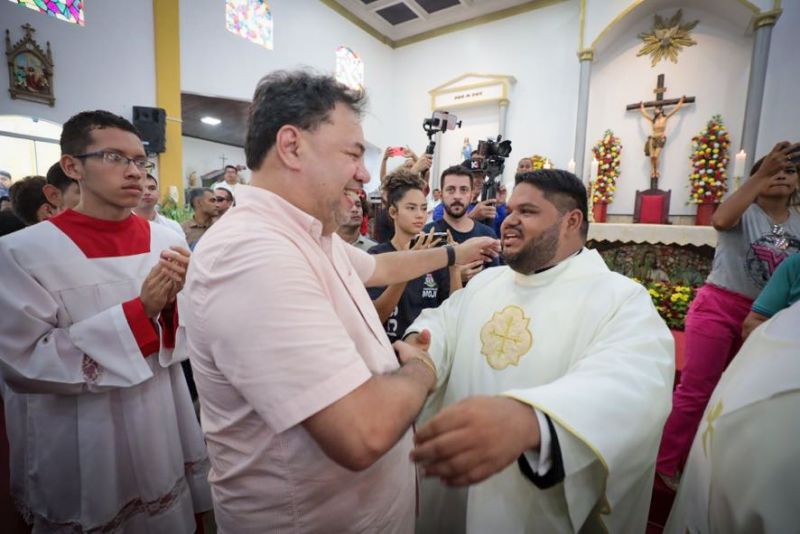 Procissão do senhor divino Espírito Santo em moju <div class='credito_fotos'>Foto: Marco Santos / Ag. Pará | <a href='/midias/2023/originais/16421_1e6e59c2-d34a-6524-7dfd-eed045d7e2db.jpg' download><i class='fa-solid fa-download'></i> Download</a></div>