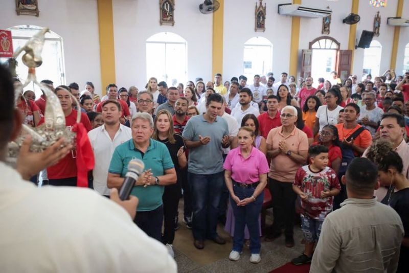 Procissão do senhor divino Espírito Santo em moju <div class='credito_fotos'>Foto: Marco Santos / Ag. Pará | <a href='/midias/2023/originais/16421_2823ba29-d13a-9d48-e4d5-bf5507a0d58b.jpg' download><i class='fa-solid fa-download'></i> Download</a></div>