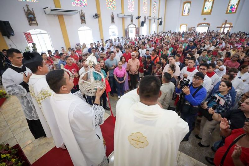 Procissão do senhor divino Espírito Santo em moju <div class='credito_fotos'>Foto: Marco Santos / Ag. Pará | <a href='/midias/2023/originais/16421_38485115-eb30-da3d-80ba-6dcf3d4e8f4f.jpg' download><i class='fa-solid fa-download'></i> Download</a></div>