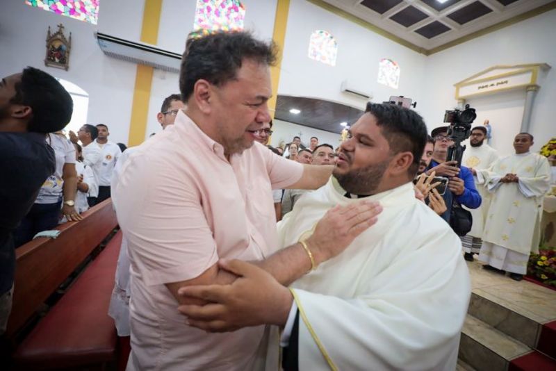 Procissão do senhor divino Espírito Santo em moju <div class='credito_fotos'>Foto: Marco Santos / Ag. Pará | <a href='/midias/2023/originais/16421_3d333832-dba7-cdca-3775-dc958ef7ff95.jpg' download><i class='fa-solid fa-download'></i> Download</a></div>