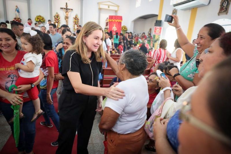 Procissão do senhor divino Espírito Santo em moju <div class='credito_fotos'>Foto: Marco Santos / Ag. Pará | <a href='/midias/2023/originais/16421_3e00eb76-f8bd-5113-da97-e22d4f2cd56b.jpg' download><i class='fa-solid fa-download'></i> Download</a></div>