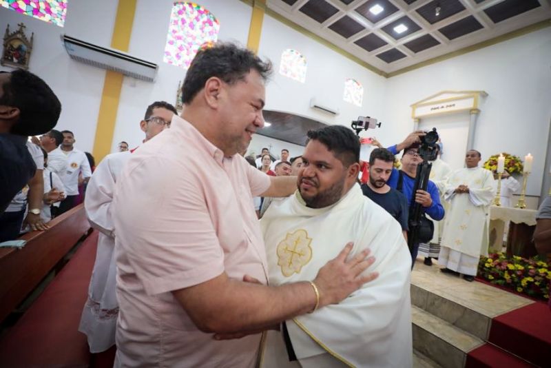Procissão do senhor divino Espírito Santo em moju <div class='credito_fotos'>Foto: Marco Santos / Ag. Pará | <a href='/midias/2023/originais/16421_4535884f-b527-cb2f-ae12-808a69358e60.jpg' download><i class='fa-solid fa-download'></i> Download</a></div>