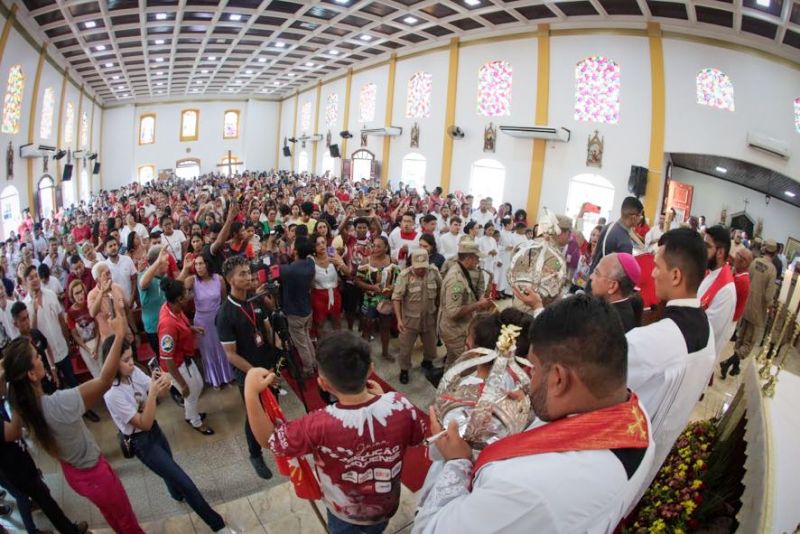 Procissão do senhor divino Espírito Santo em moju <div class='credito_fotos'>Foto: Marco Santos / Ag. Pará | <a href='/midias/2023/originais/16421_4f3cdd36-f3aa-537c-5b1f-e84731d79de2.jpg' download><i class='fa-solid fa-download'></i> Download</a></div>