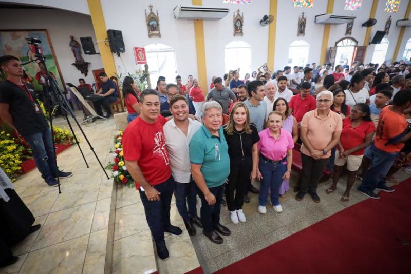 Procissão do senhor divino Espírito Santo em moju <div class='credito_fotos'>Foto: Marco Santos / Ag. Pará | <a href='/midias/2023/originais/16421_59adee47-ec17-34da-34cf-77827187103a.jpg' download><i class='fa-solid fa-download'></i> Download</a></div>