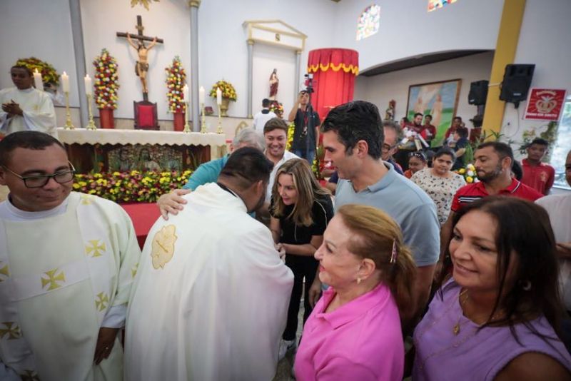 Procissão do senhor divino Espírito Santo em moju <div class='credito_fotos'>Foto: Marco Santos / Ag. Pará | <a href='/midias/2023/originais/16421_5b4c396e-37ad-10d2-e080-b296c1e6df33.jpg' download><i class='fa-solid fa-download'></i> Download</a></div>