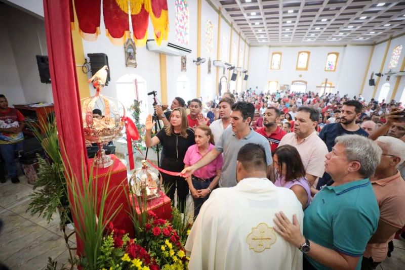 Procissão do senhor divino Espírito Santo em moju <div class='credito_fotos'>Foto: Marco Santos / Ag. Pará | <a href='/midias/2023/originais/16421_5efa7490-486d-73f6-643c-e09b7a5a3617.jpg' download><i class='fa-solid fa-download'></i> Download</a></div>