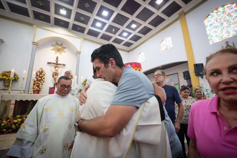 Procissão do senhor divino Espírito Santo em moju <div class='credito_fotos'>Foto: Marco Santos / Ag. Pará | <a href='/midias/2023/originais/16421_7347db6a-74ac-9eda-eb53-3a206ac3278b.jpg' download><i class='fa-solid fa-download'></i> Download</a></div>