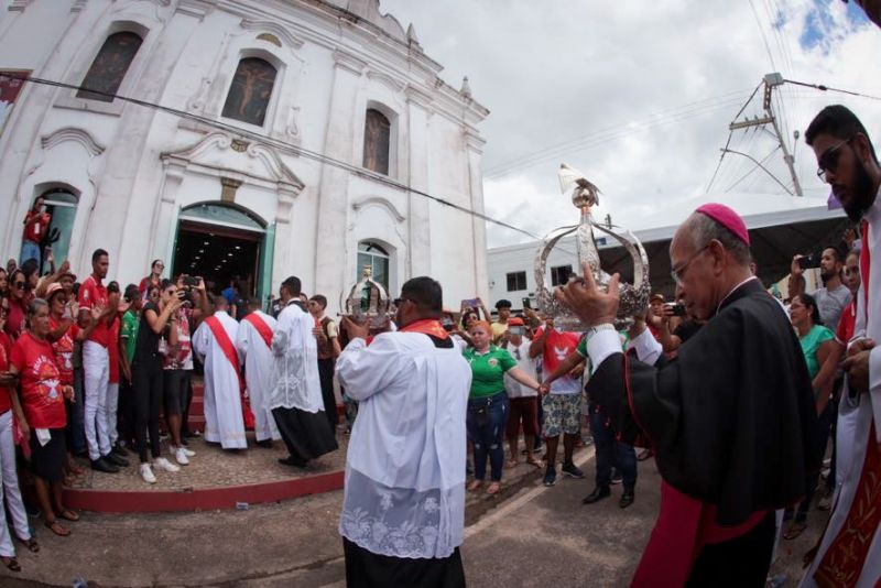 Procissão do senhor divino Espírito Santo em moju <div class='credito_fotos'>Foto: Marco Santos / Ag. Pará | <a href='/midias/2023/originais/16421_7e1a6016-9b86-cd23-d934-0770eb271d29.jpg' download><i class='fa-solid fa-download'></i> Download</a></div>