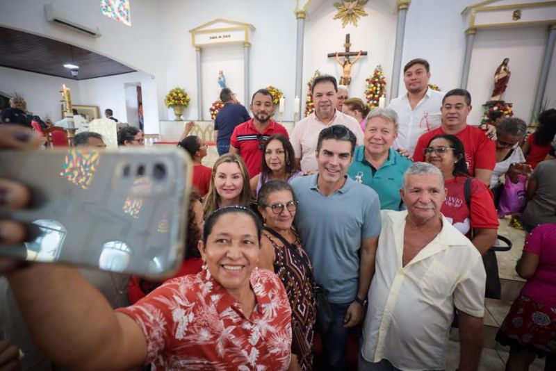 Procissão do senhor divino Espírito Santo em moju <div class='credito_fotos'>Foto: Marco Santos / Ag. Pará | <a href='/midias/2023/originais/16421_8a2979db-c6d5-9ce0-42d8-2eff9a035cbd.jpg' download><i class='fa-solid fa-download'></i> Download</a></div>