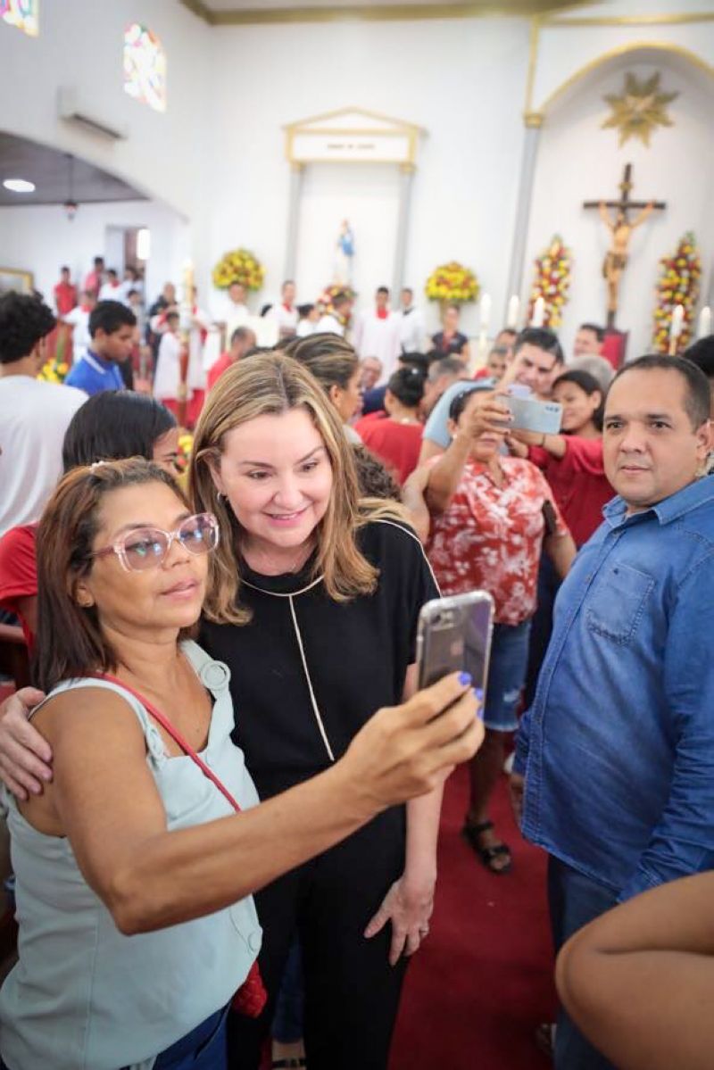 Procissão do senhor divino Espírito Santo em moju <div class='credito_fotos'>Foto: Marco Santos / Ag. Pará | <a href='/midias/2023/originais/16421_8bdc8d57-83ca-4dac-6446-76b89a5b8265.jpg' download><i class='fa-solid fa-download'></i> Download</a></div>