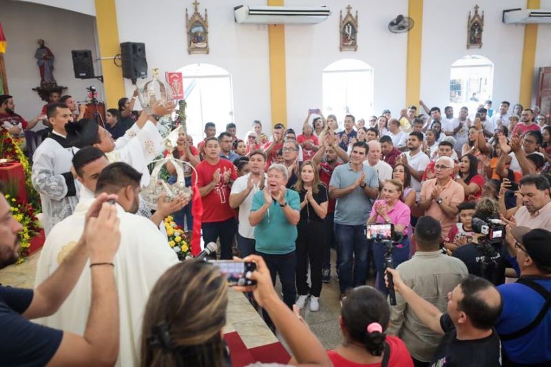 Procissão do senhor divino Espírito Santo em moju <div class='credito_fotos'>Foto: Marco Santos / Ag. Pará | <a href='/midias/2023/originais/16421_988efe86-e691-4564-4d0a-edbe7058b45a.jpg' download><i class='fa-solid fa-download'></i> Download</a></div>
