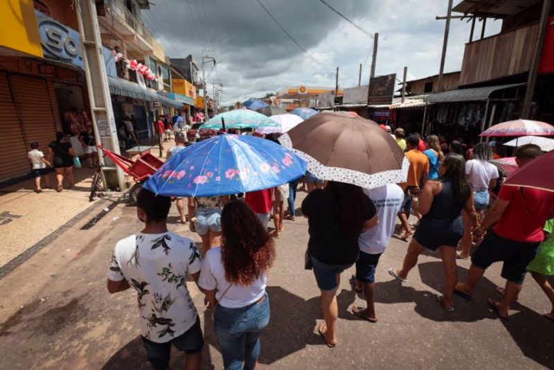 Procissão do senhor divino Espírito Santo em moju <div class='credito_fotos'>Foto: Marco Santos / Ag. Pará | <a href='/midias/2023/originais/16421_9b9df7d5-0fee-aa61-02e7-a0b4dd7ac89b.jpg' download><i class='fa-solid fa-download'></i> Download</a></div>