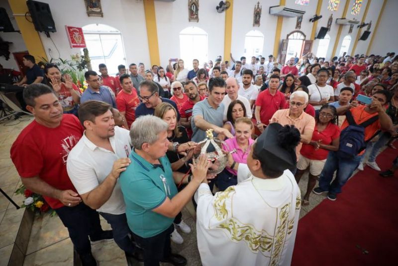 Procissão do senhor divino Espírito Santo em moju <div class='credito_fotos'>Foto: Marco Santos / Ag. Pará | <a href='/midias/2023/originais/16421_9e738605-fddc-0e53-e14a-4c4086595d73.jpg' download><i class='fa-solid fa-download'></i> Download</a></div>