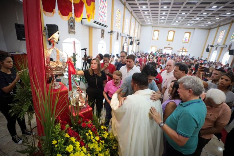 Procissão do senhor divino Espírito Santo em moju <div class='credito_fotos'>Foto: Marco Santos / Ag. Pará | <a href='/midias/2023/originais/16421_b154a97d-8906-5590-8e60-4f5214a5e82b.jpg' download><i class='fa-solid fa-download'></i> Download</a></div>