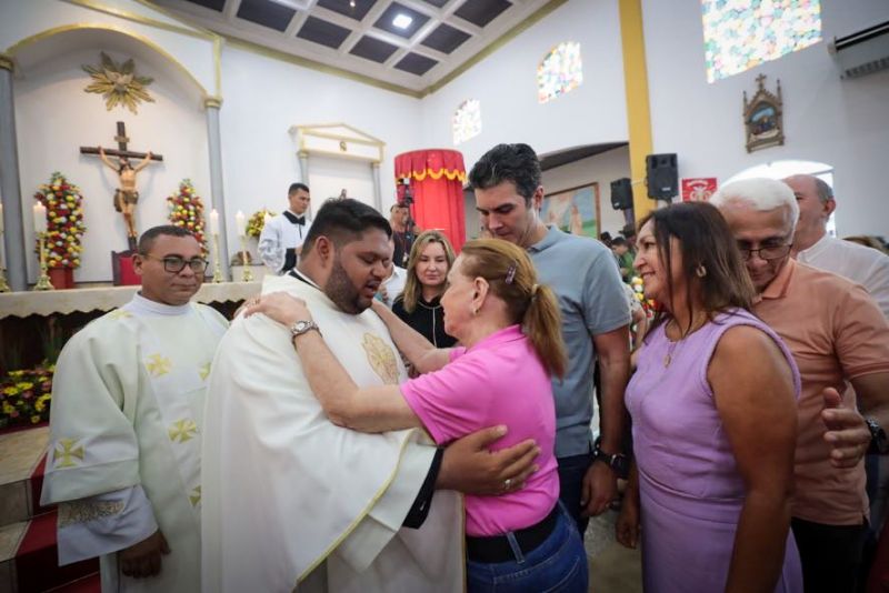 Procissão do senhor divino Espírito Santo em moju <div class='credito_fotos'>Foto: Marco Santos / Ag. Pará | <a href='/midias/2023/originais/16421_ce0749d3-4025-f4ba-a5c2-968ed9c208d2.jpg' download><i class='fa-solid fa-download'></i> Download</a></div>