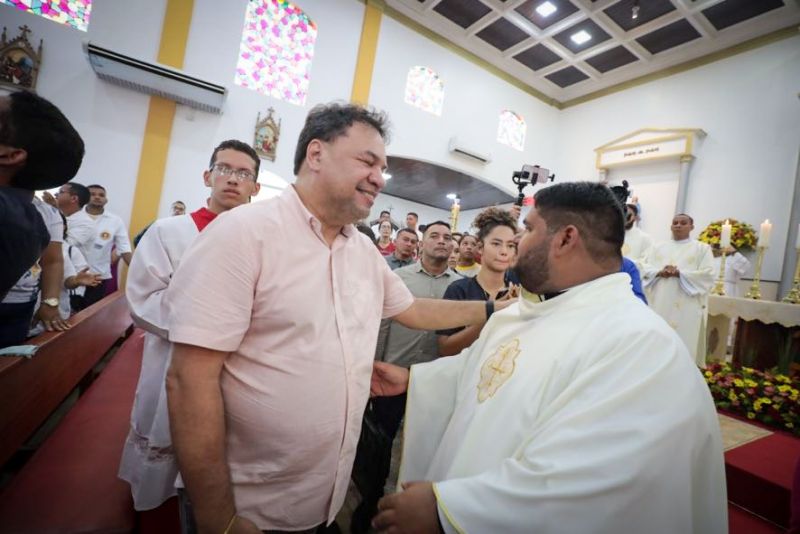 Procissão do senhor divino Espírito Santo em moju <div class='credito_fotos'>Foto: Marco Santos / Ag. Pará | <a href='/midias/2023/originais/16421_d5dcc493-6772-83eb-8e7e-80135a0a72dc.jpg' download><i class='fa-solid fa-download'></i> Download</a></div>