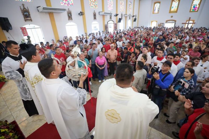 Procissão do senhor divino Espírito Santo em moju <div class='credito_fotos'>Foto: Marco Santos / Ag. Pará | <a href='/midias/2023/originais/16421_f7e06f92-7962-da51-cc8b-d8bf3b2a4378.jpg' download><i class='fa-solid fa-download'></i> Download</a></div>
