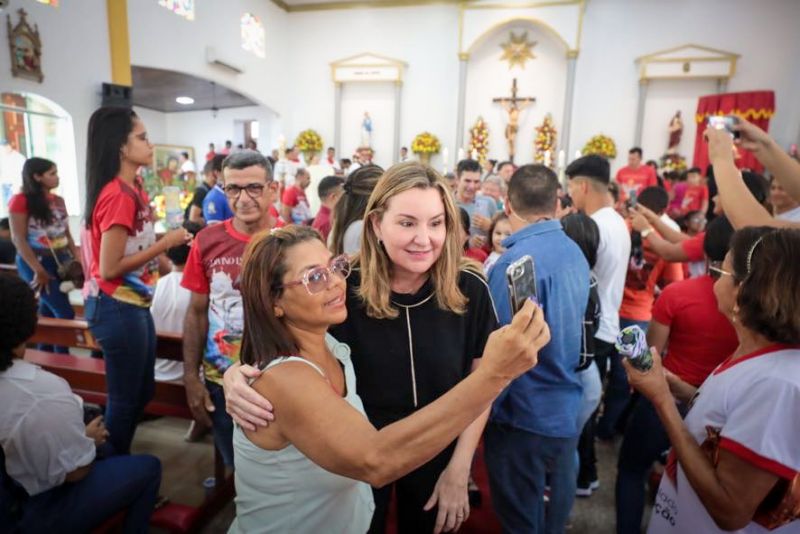 Procissão do senhor divino Espírito Santo em moju <div class='credito_fotos'>Foto: Marco Santos / Ag. Pará | <a href='/midias/2023/originais/16421_fd2d7468-a5eb-65d6-66d5-009e0059b07e.jpg' download><i class='fa-solid fa-download'></i> Download</a></div>