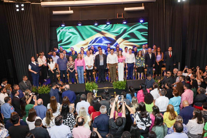 G[PGovernador Helder com Ministros Jader Filho e Flávio Dino/USINA DA PAZ NA CABANAGEM <div class='credito_fotos'>Foto: Marco Santos / Ag. Pará | <a href='/midias/2023/originais/16477_7726224c-4bc4-c5ce-6932-d32d4ccc5b51.jpg' download><i class='fa-solid fa-download'></i> Download</a></div>