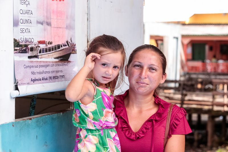 Simone Brito Guedes (Estava com a criança comprando passagem) <div class='credito_fotos'>Foto: Marco Santos / Ag. Pará   |   <a href='/midias/2023/originais/16731_2982fa70-600e-a305-3d27-db317c83c864.jpg' download><i class='fa-solid fa-download'></i> Download</a></div>