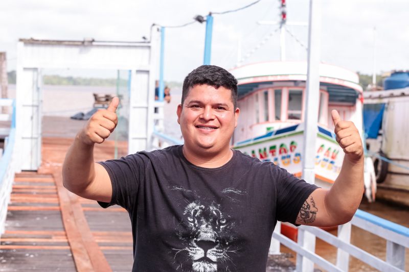 Deivid Patrick Morais (trabalha com a venda de passagem para embarcações) <div class='credito_fotos'>Foto: Marco Santos / Ag. Pará   |   <a href='/midias/2023/originais/16731_c570a08c-e8d6-d4fc-0d07-bb831240f6f3.jpg' download><i class='fa-solid fa-download'></i> Download</a></div>