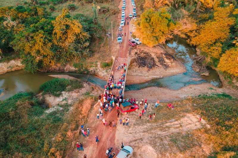Governo do Estado entrega três pontes de concreto, em São Geraldo do Araguaia

fotos: Rian Silva- Ascom prefeitura São Geraldo do Araguaia <div class='credito_fotos'>Foto: Divulgação   |   <a href='/midias/2023/originais/16838_57d45ee5-3ac1-db35-6347-c7b0fcee3805.jpg' download><i class='fa-solid fa-download'></i> Download</a></div>