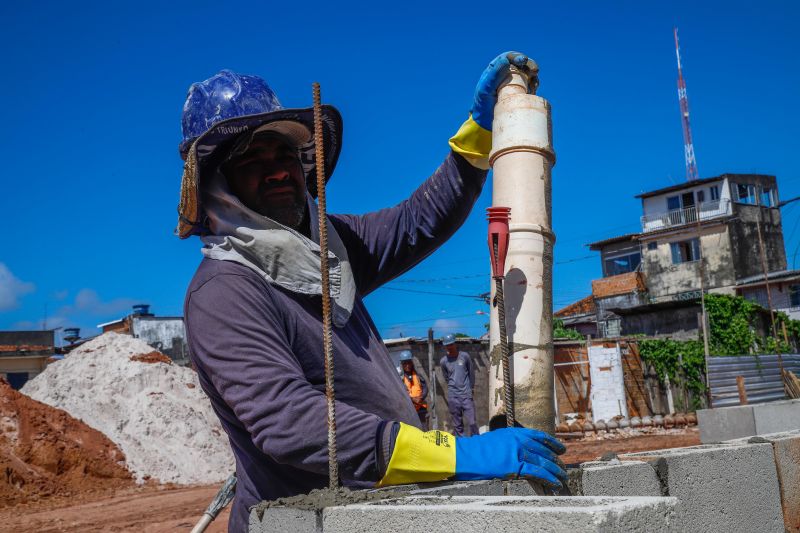 
Construção de 400 unidades habitacionais do Curtume de Santo Antônio estão com mais de 30% dos serviços executados  <div class='credito_fotos'>Foto: Paula Lourinho / Ascom Seop   |   <a href='/midias/2023/originais/16903_0c587c6d-ede9-3080-2683-f67104e595b6.jpg' download><i class='fa-solid fa-download'></i> Download</a></div>
