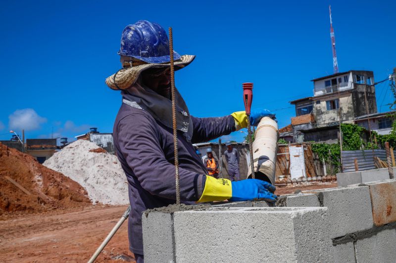
Construção de 400 unidades habitacionais do Curtume de Santo Antônio estão com mais de 30% dos serviços executados  <div class='credito_fotos'>Foto: Paula Lourinho / Ascom Seop   |   <a href='/midias/2023/originais/16903_46263e6b-e5da-4036-e7d1-a0090e45cebb.jpg' download><i class='fa-solid fa-download'></i> Download</a></div>