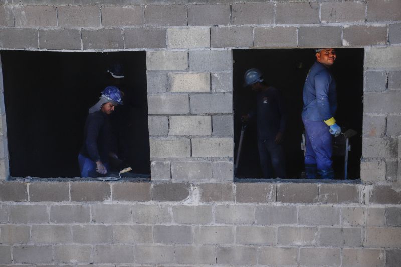 
Construção de 400 unidades habitacionais do Curtume de Santo Antônio estão com mais de 30% dos serviços executados  <div class='credito_fotos'>Foto: Paula Lourinho / Ascom Seop   |   <a href='/midias/2023/originais/16903_d37aea1f-77f4-c33a-0d71-407ba9d1c849.jpg' download><i class='fa-solid fa-download'></i> Download</a></div>