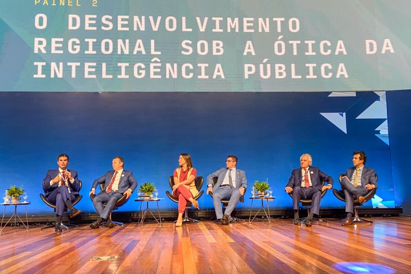 Painel de lançamento do Ranking de Competitividade dos Estados e Municípios
FOTOS: Gilmar Félix | Consad <div class='credito_fotos'>Foto: Gilmar Félix | Consad | <a href='/midias/2023/originais/16986_4c867216-993b-ba12-ff08-3c06458eec5b.jpg' download><i class='fa-solid fa-download'></i> Download</a></div>