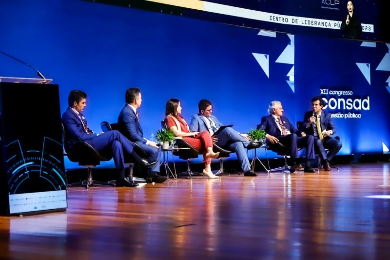 Painel de lançamento do Ranking de Competitividade dos Estados e Municípios
FOTOS: Gilmar Félix | Consad <div class='credito_fotos'>Foto: Gilmar Félix | Consad | <a href='/midias/2023/originais/16986_8df29f22-f5a1-32a5-1bc3-6f447a62acc0.jpg' download><i class='fa-solid fa-download'></i> Download</a></div>