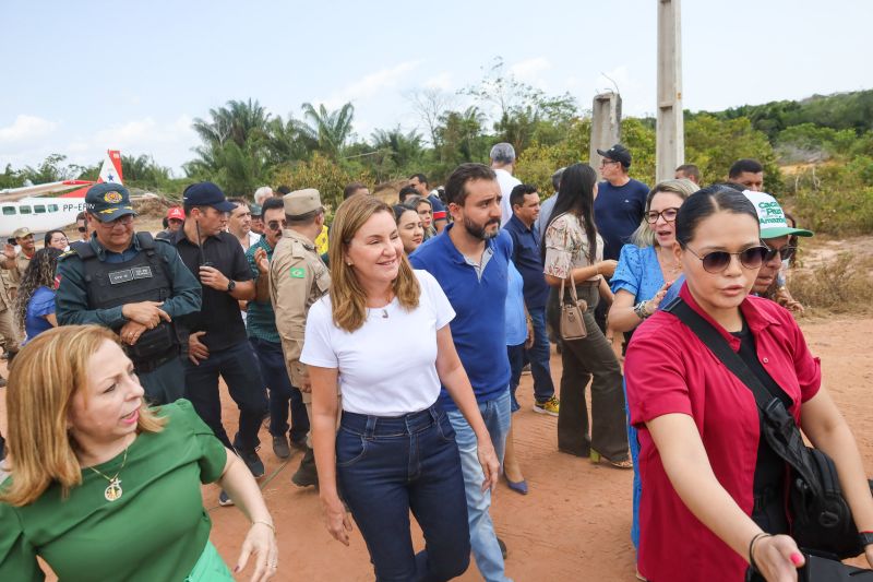 Entrega de benefícios credcidadão, sua casa e recomeçar
Assinaturas
Seop: Protocolo de intenções da retomada das obras da construção do Mirante do Boto (representante: Cristina Guedes)
Setran: 35 km de estradas vicinais
Entrega de coletes
Governadora recebe título de cidadã mocajubense
Entrega de motos <div class='credito_fotos'>Foto: Bruno Carachesti / Agência Pará | <a href='/midias/2023/originais/17024_ba622580-9e32-ad49-4b4d-29e337a4b736.jpg' download><i class='fa-solid fa-download'></i> Download</a></div>