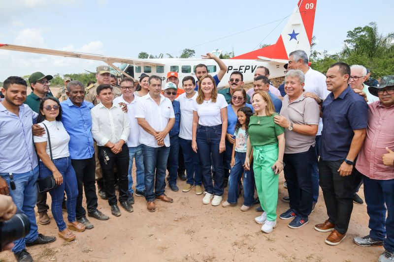 Entrega de benefícios credcidadão, sua casa e recomeçar
Assinaturas
Seop: Protocolo de intenções da retomada das obras da construção do Mirante do Boto (representante: Cristina Guedes)
Setran: 35 km de estradas vicinais
Entrega de coletes
Governadora recebe título de cidadã mocajubense
Entrega de motos <div class='credito_fotos'>Foto: Bruno Carachesti / Agência Pará | <a href='/midias/2023/originais/17024_bab3b11e-9f7d-7c33-a11f-c4a44b1ab6d4.jpg' download><i class='fa-solid fa-download'></i> Download</a></div>