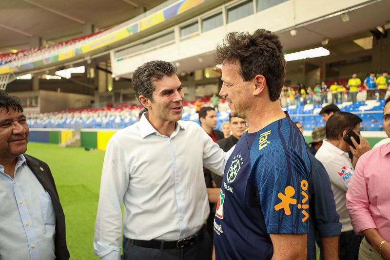 Helder Barbalho e o técnico Fernando Diniz, que estreia no comando da Seleção Brasileira de Futebol