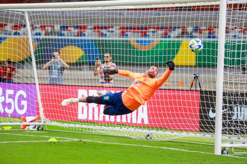 O goleiro Alisson começa o treinamento para fechar o gol do Brasil no jogo com a seleção boliviana