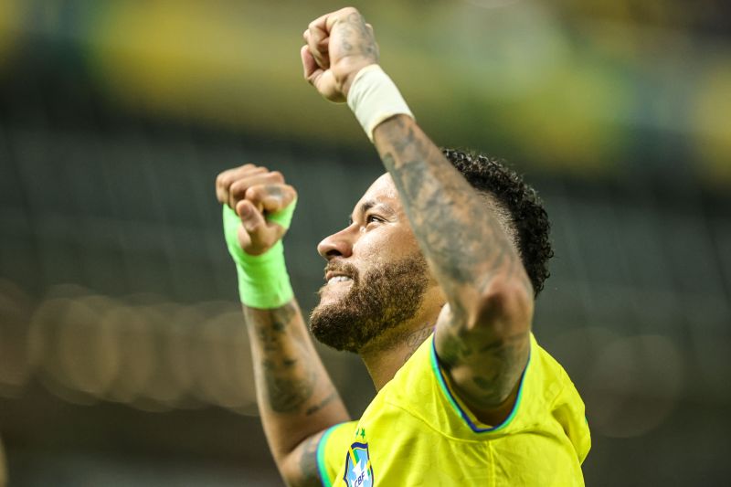 Neymar comemorou a superação da marca do Rei Pelé com a camisa da Seleção Brasileira
