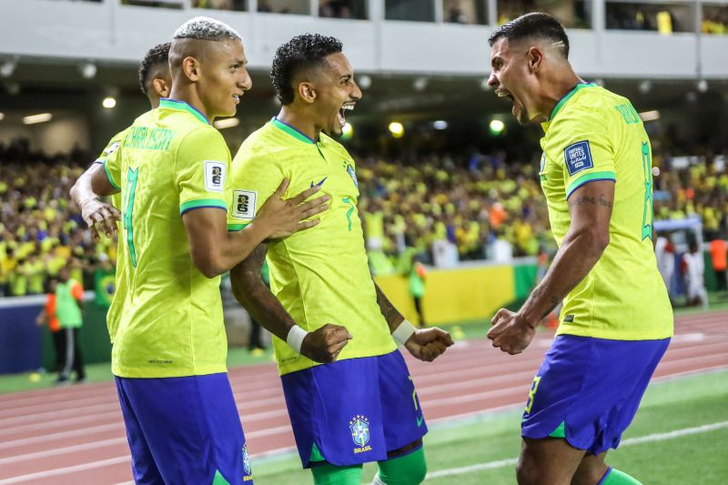 Raphinha (c) marcou um gol e foi um dos destaques do jogo