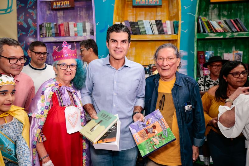 O governador ao centro, ao lado de Heliana Barriga e Salomão Laredo, os dois homenageados da edição 2023 da Feira