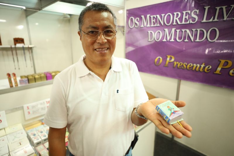 Elias Avilio - representante da editora "os menores livros do mundo" no Brasil <div class='credito_fotos'>Foto: Bruno Cecim / Ag.Pará   |   <a href='/midias/2023/originais/17205_895ba763-2432-662e-0ce3-8af2daa76fd8.jpg' download><i class='fa-solid fa-download'></i> Download</a></div>