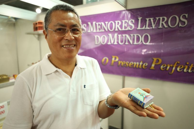 Elias Avilio - representante da editora "os menores livros do mundo" no Brasil <div class='credito_fotos'>Foto: Bruno Cecim / Ag.Pará   |   <a href='/midias/2023/originais/17205_f8842732-33f0-24b4-78b0-17e495307f52.jpg' download><i class='fa-solid fa-download'></i> Download</a></div>